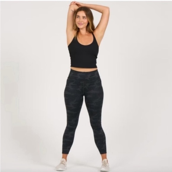 VUORI Rib Crop Tank in Black Size XS - Picture 3 of 7